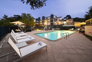 Piscine extérieure, piscine chauffée, 9 h à 20 h, parasols