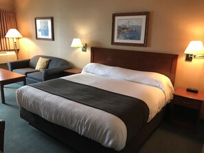 Desk, free WiFi, bed sheets - Beach Gardens Resort and Marina (Powell River)