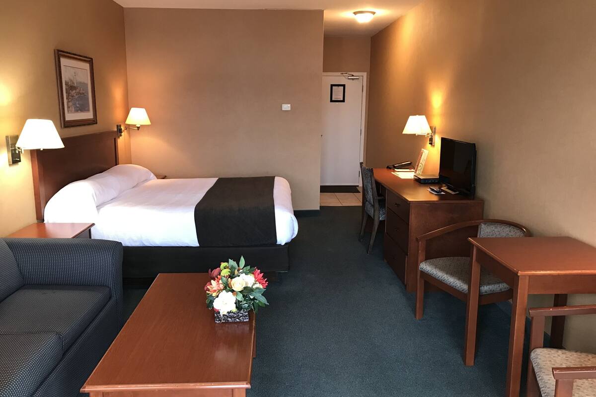 deluxe double room, 1 king bed with sofa bed, patio, ocean view | 1 bedroom, desk, free wifi, bed sheets