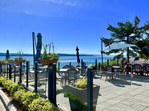 Outdoor dining - Beach Gardens Resort and Marina (Powell River)