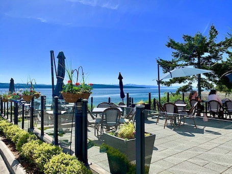 Outdoor dining. Beach Gardens Resort and Marina