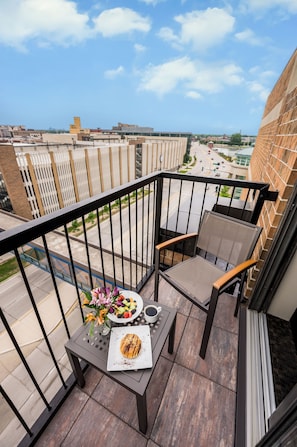 Suite, 1 letto king con divano letto, balcone | Biancheria da letto di alta qualità, materassi a doppio strato