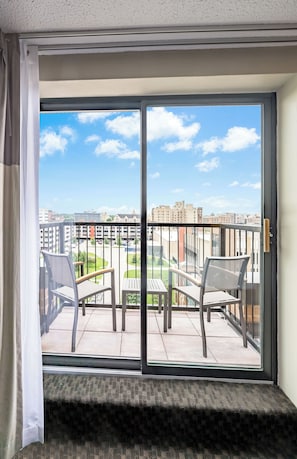 Suite, 1 très grand lit et 1 canapé-lit, balcon | Literie de qualité, lit avec matelas à plateau-coussin, bureau