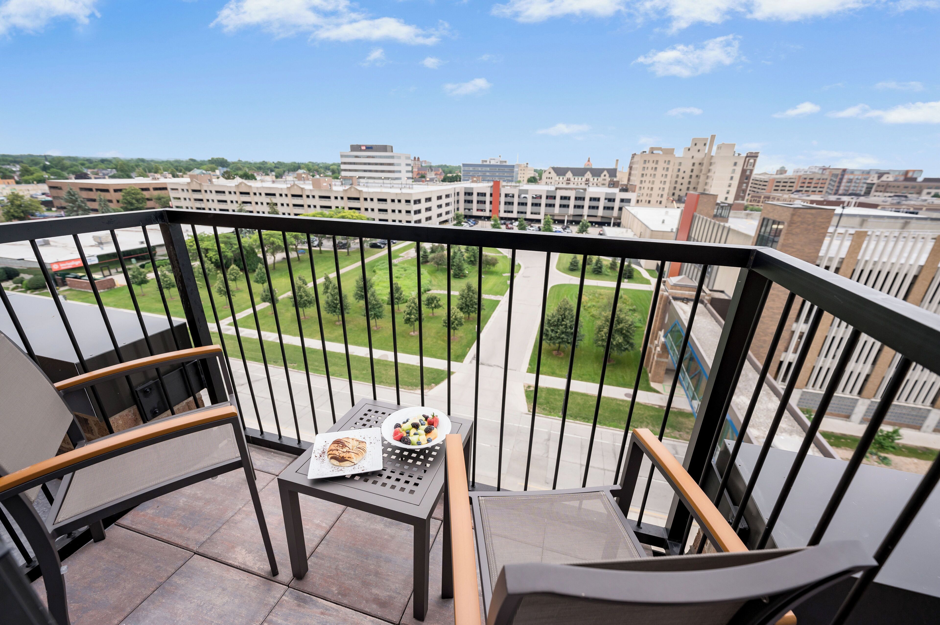 Ropa de cama de alta calidad, colchones con pillow-top y escritorio 