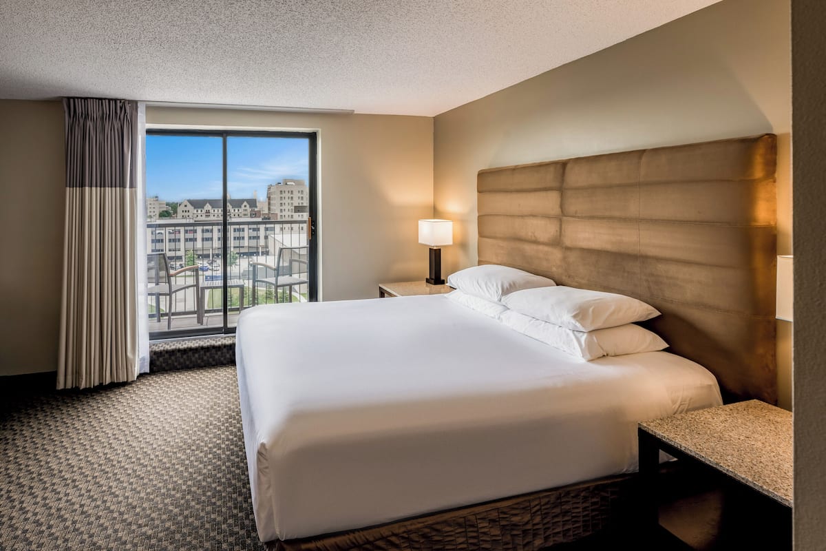 Suite, 1 King Bed with Sofa bed, Balcony | Premium bedding, pillow-top beds, desk, laptop workspace