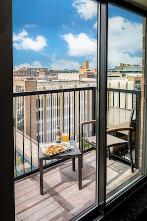 Suite, 1 très grand lit et 1 canapé-lit, balcon | Literie de qualité, lit avec matelas à plateau-coussin, bureau