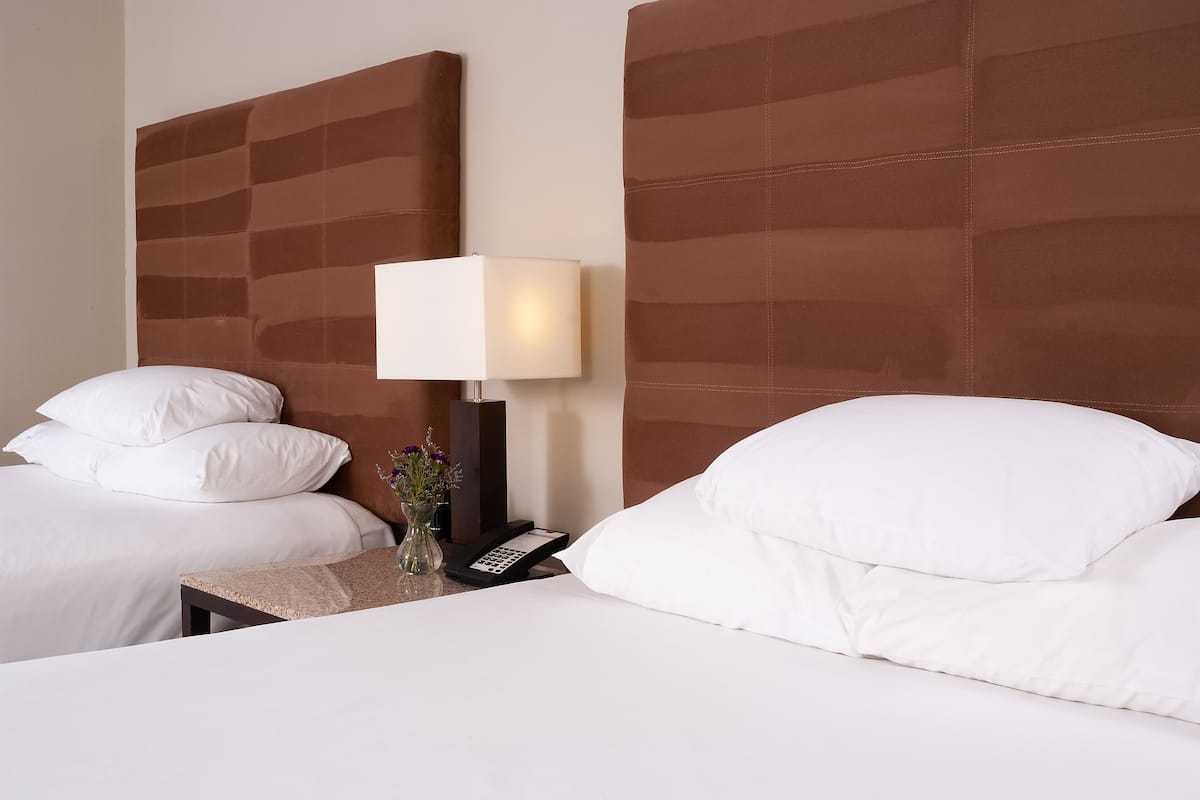 Ropa de cama de alta calidad, camas con pillow-top y escritorio