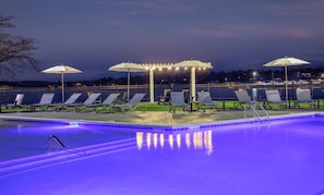 Piscine extérieure en saison