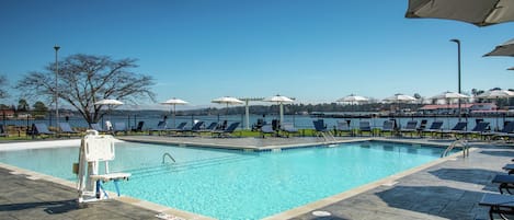 Una piscina al aire libre de temporada
