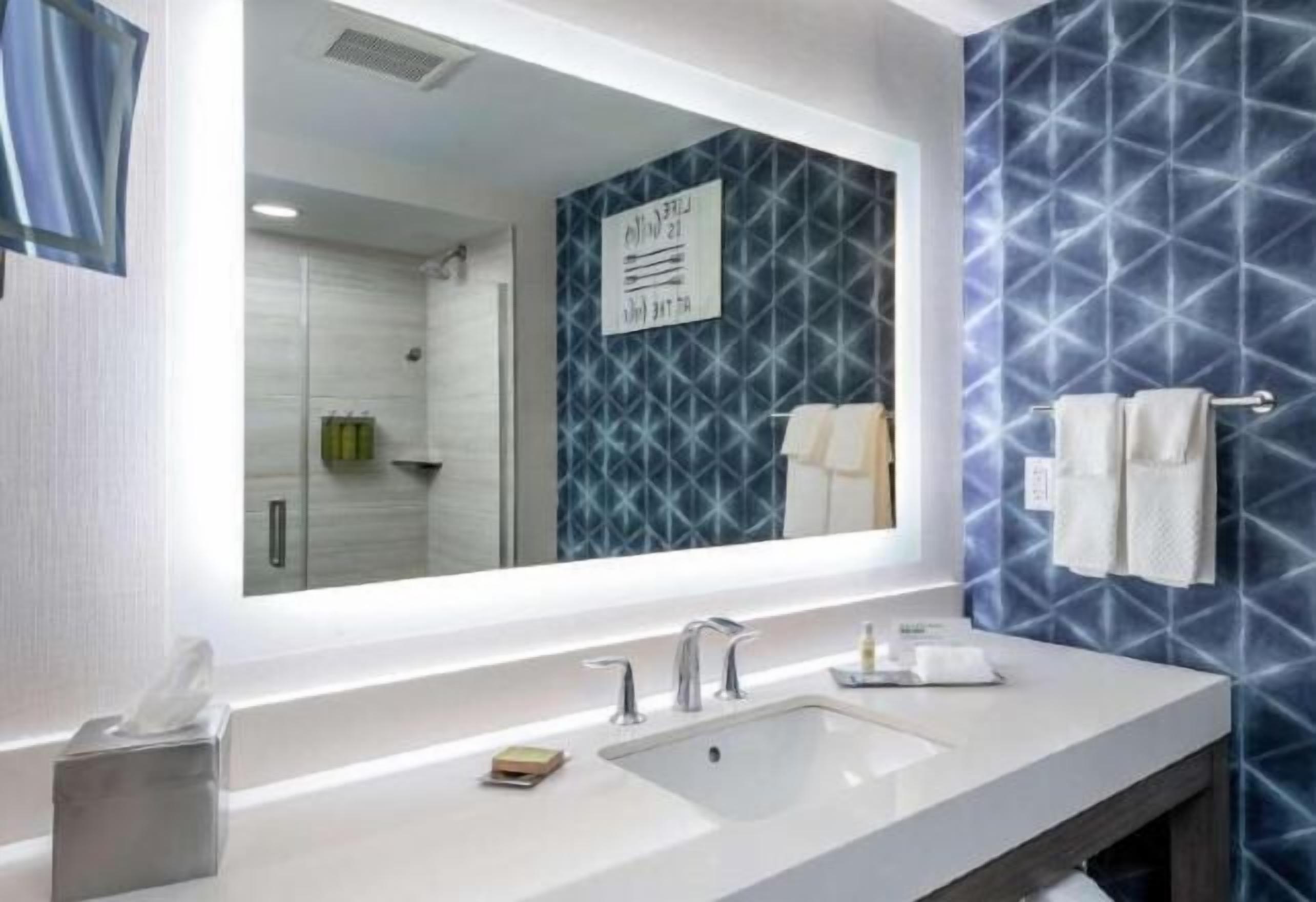 Bathroom | Combined shower/bathtub, free toiletries, hair dryer, towels