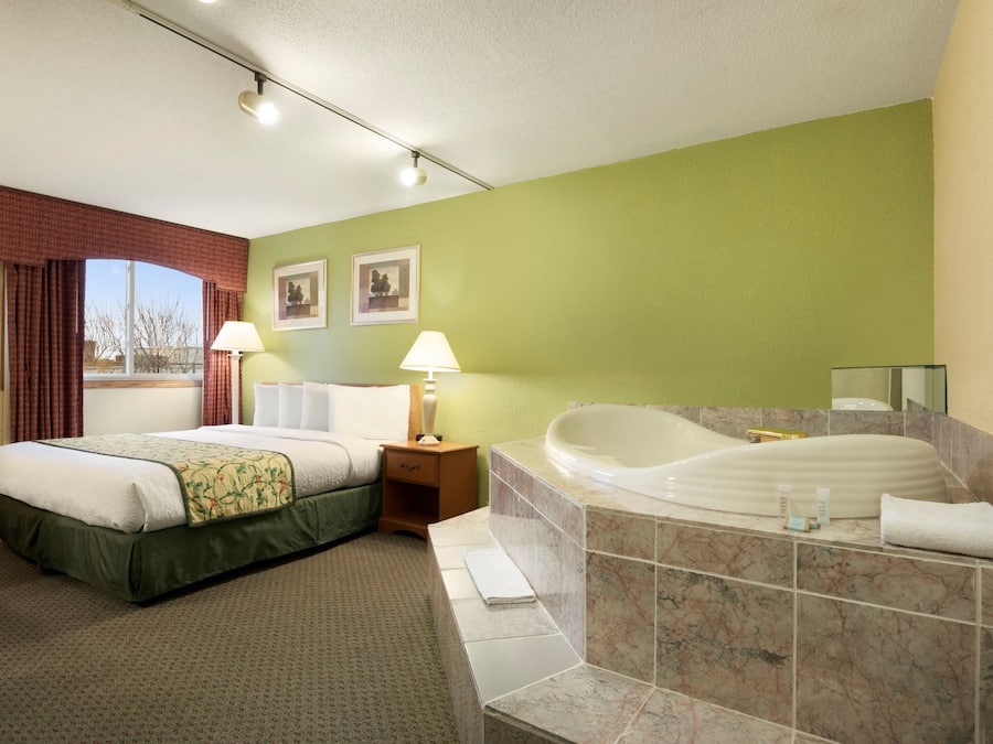 Business Room, 1 King Bed, Non Smoking | Blackout drapes, iron/ironing board, free cribs/infant beds