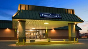 Un hôtel Travelodge doté d’un toit végétalisé et d’une enseigne.