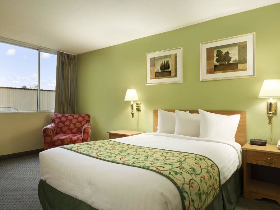 Tirai kedap cahaya, setrika/meja setrika, dan tempat tidur bayi gratis