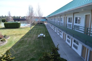 BBQ/picnic area - Econo Lodge Inn & Suites Spokane (Spokane)