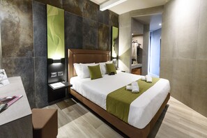 羽毛の掛け布団、ミニバー、セーフティボックス (室内)、デスク