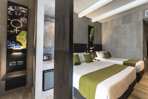Kuştüyü yorgan, minibar, odada kasa, masa 