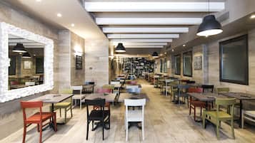 Petit déjeuner buffet (25 EUR par personne)