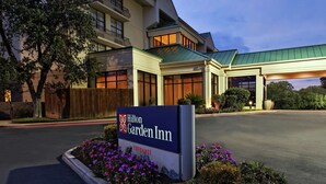 Ein Hilton Garden Inn mit einem Schild, das den Eingang zeigt.