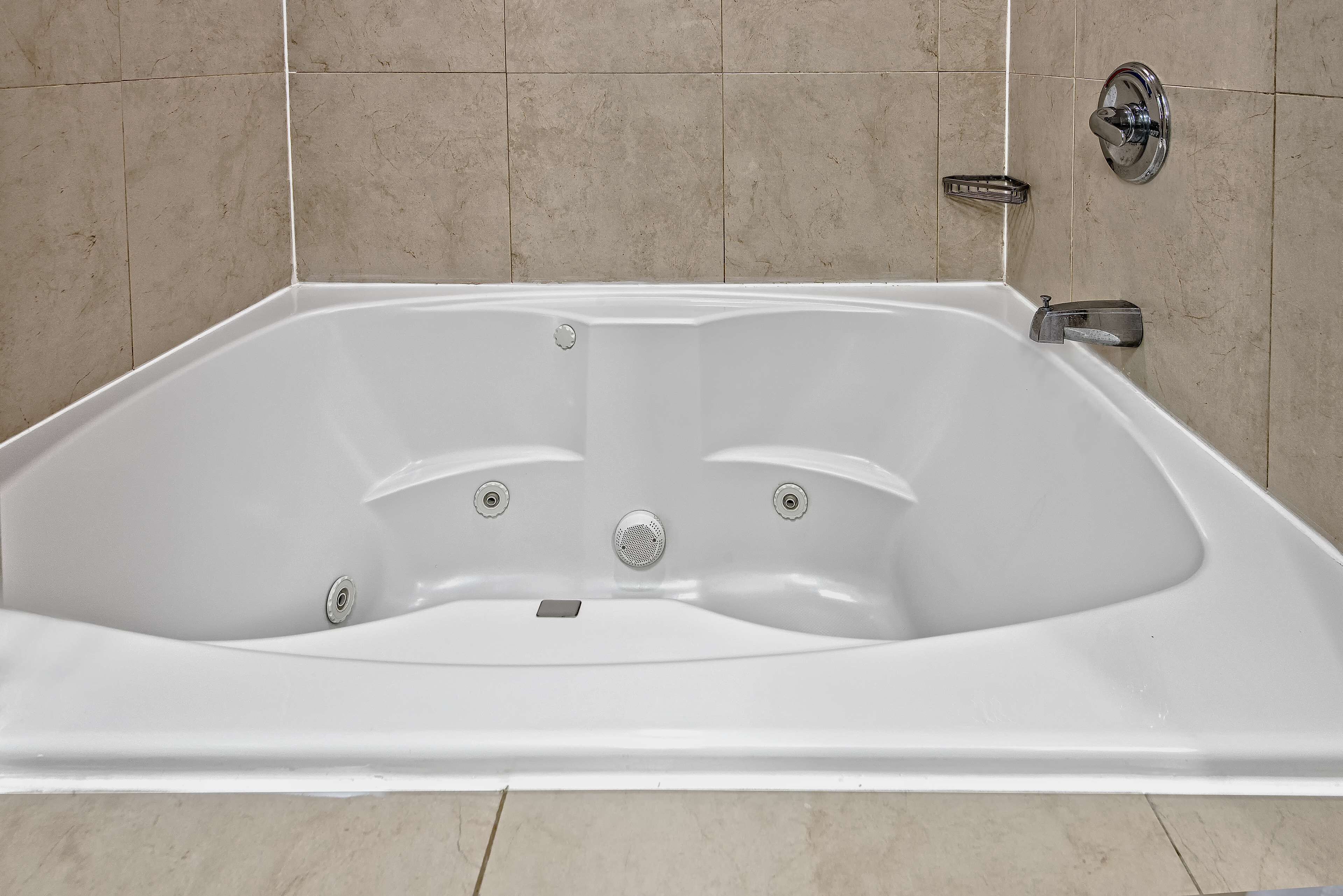 evolution, 1 king bed, non smoking, jetted tub | bathroom | combined shower/bathtub, free toiletries, hair dryer, bathrobes