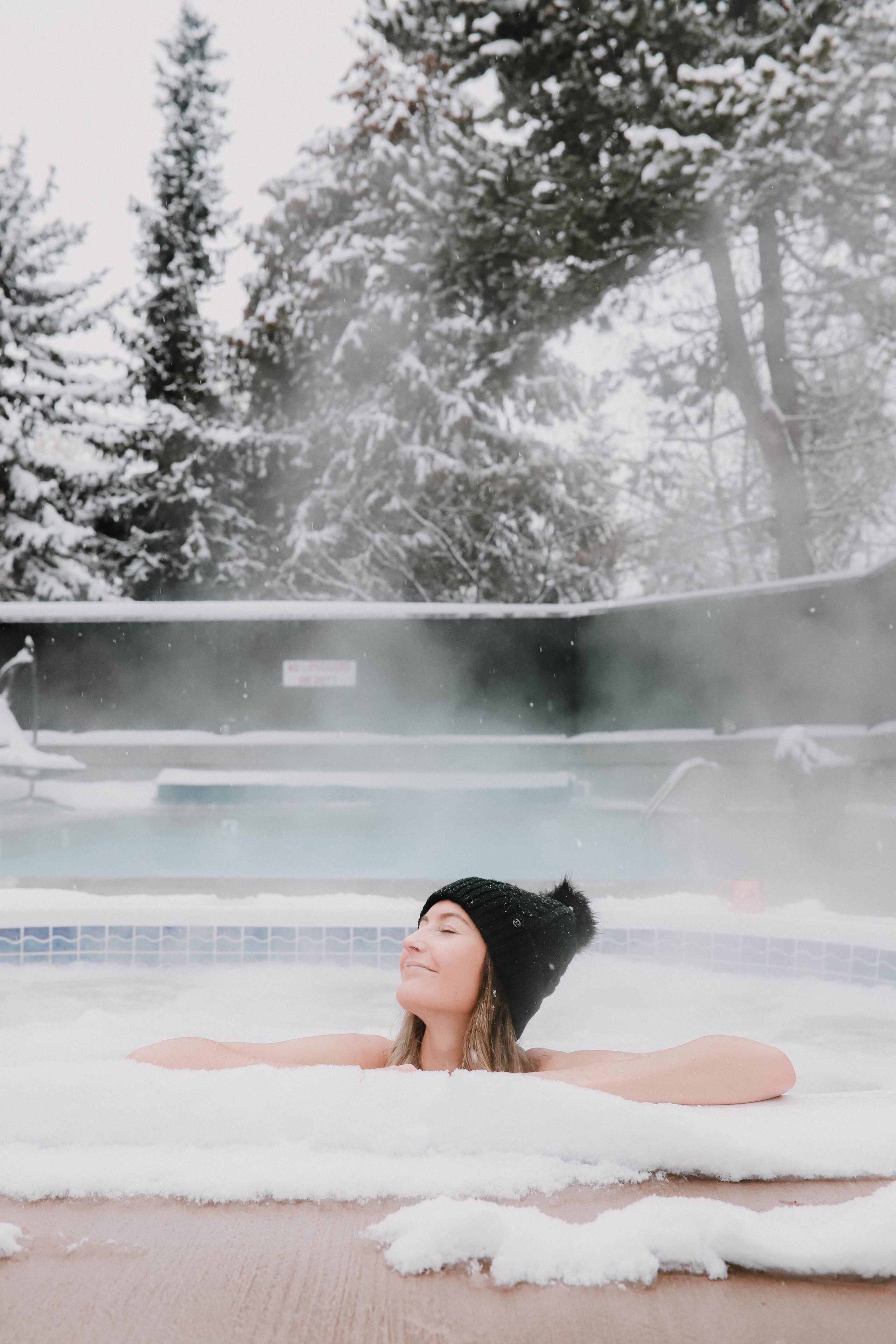 Una piscina al aire libre, sillones reclinables de piscina