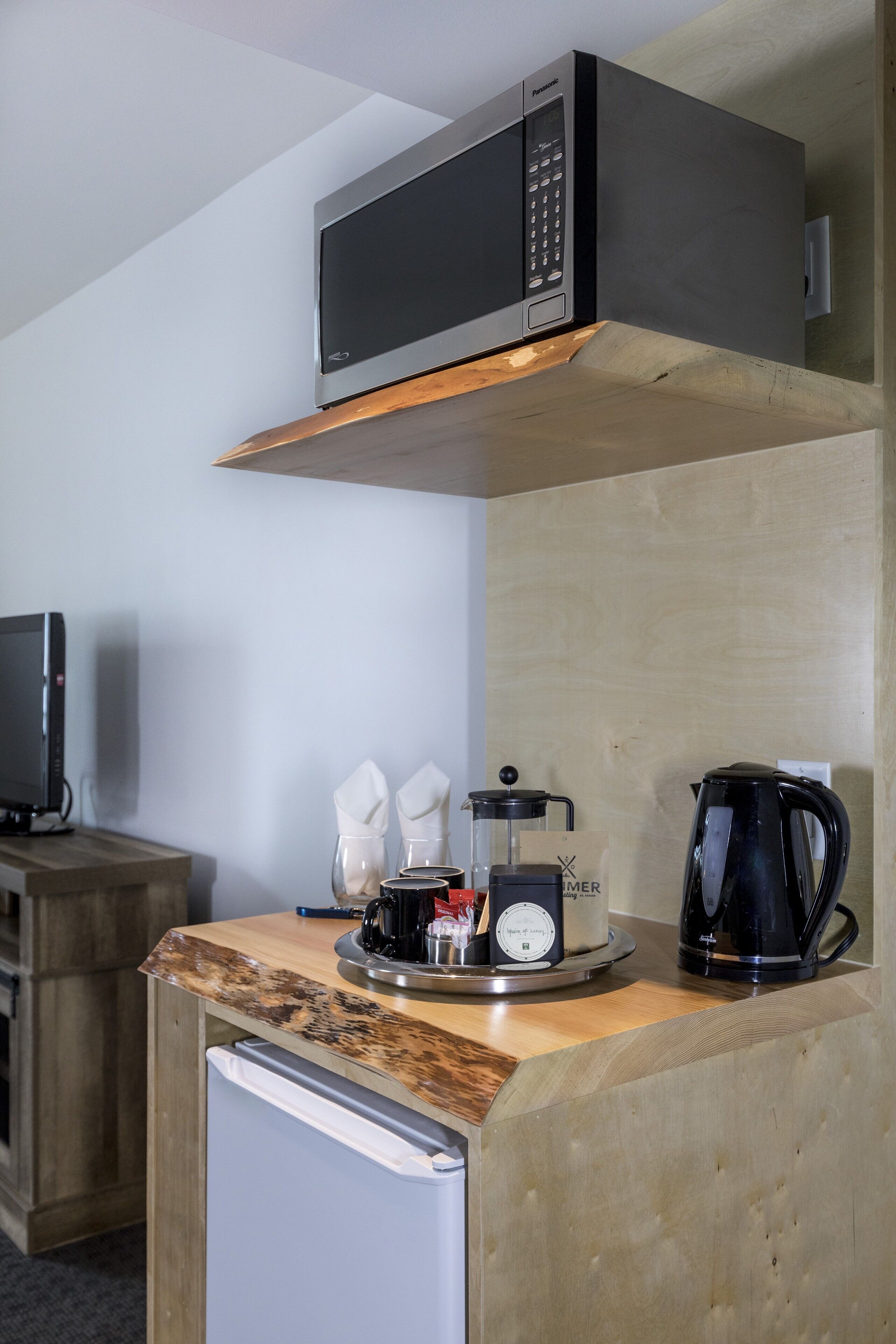 deluxe room, 1 king bed, city view | private kitchen | mini-fridge, microwave, electric kettle