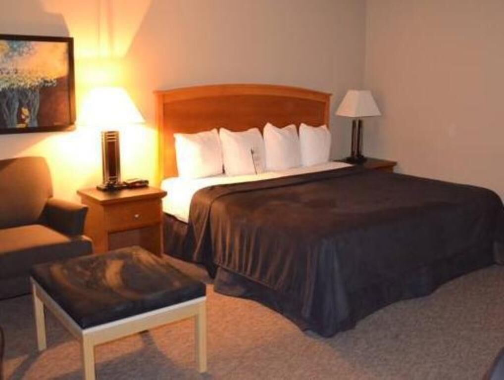 Desk, blackout drapes, iron/ironing board, free WiFi