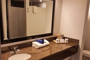 Combined shower/tub, free toiletries, hair dryer, towels - Quality Inn West Edmonton (Edmonton)