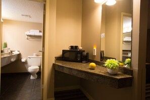 Duschwanne, kostenlose Toilettenartikel, Haartrockner, Handtücher