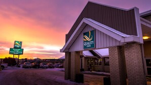 A Quality Inn with a signboard indicating a restaurant, lounge, banquet, and meeting rooms.