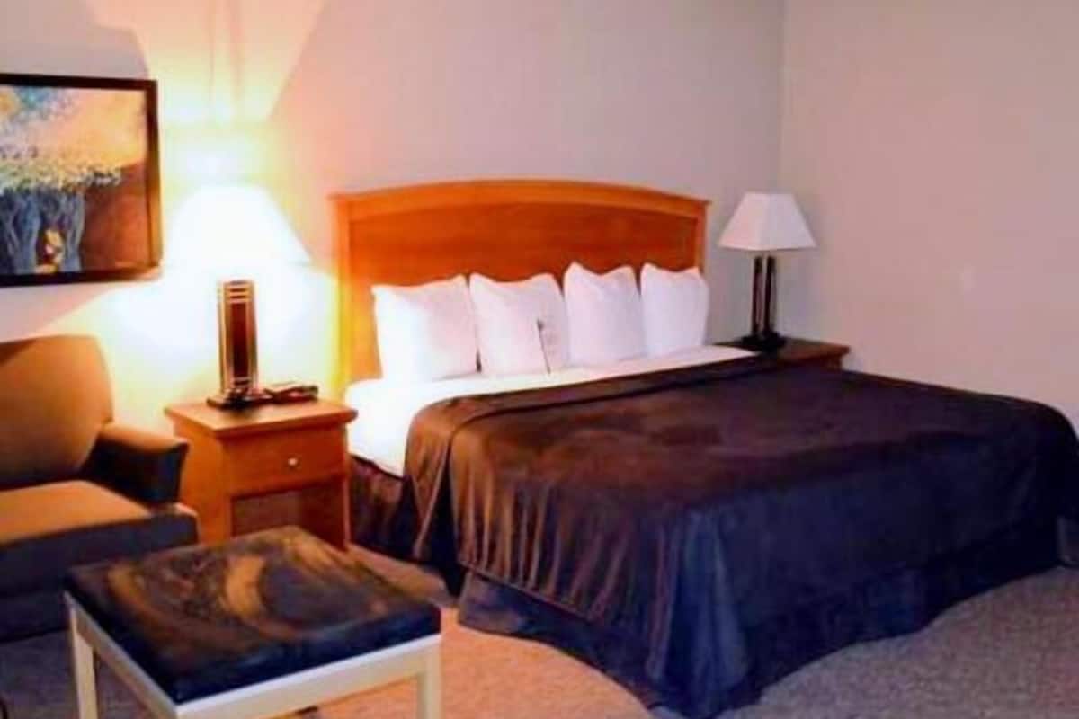 Escritorio, cortinas blackout y tabla de planchar con plancha