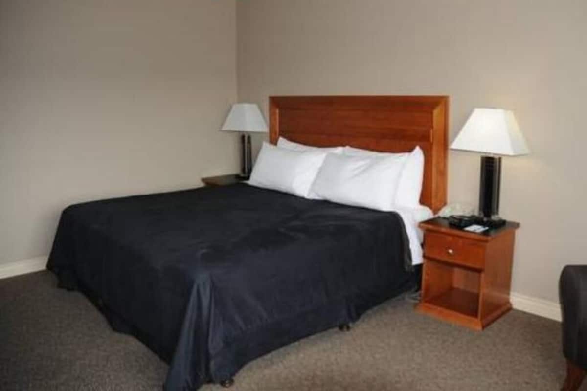 Escritorio, cortinas blackout y tabla de planchar con plancha