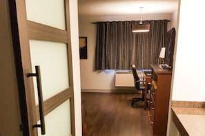 Combined shower/bathtub, free toiletries, hair dryer, towels