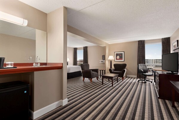 Suite, 1 King Bed, Non Smoking (No pet friendly)