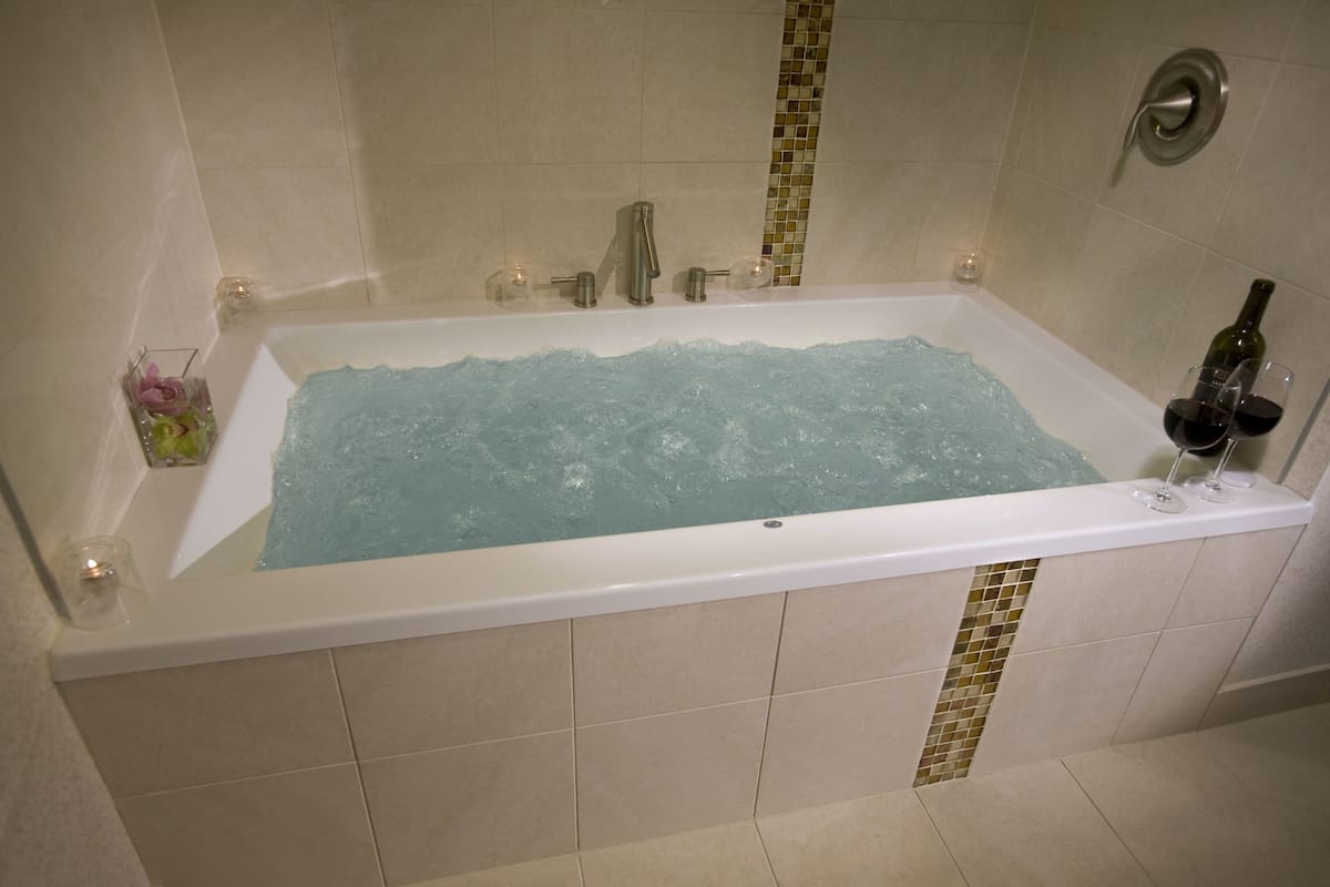 Deep-soaking bathtub