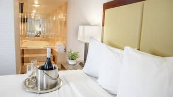 Club Suite, 1 King Bed, Hot Tub | Premium bedding, in-room safe, desk, blackout drapes