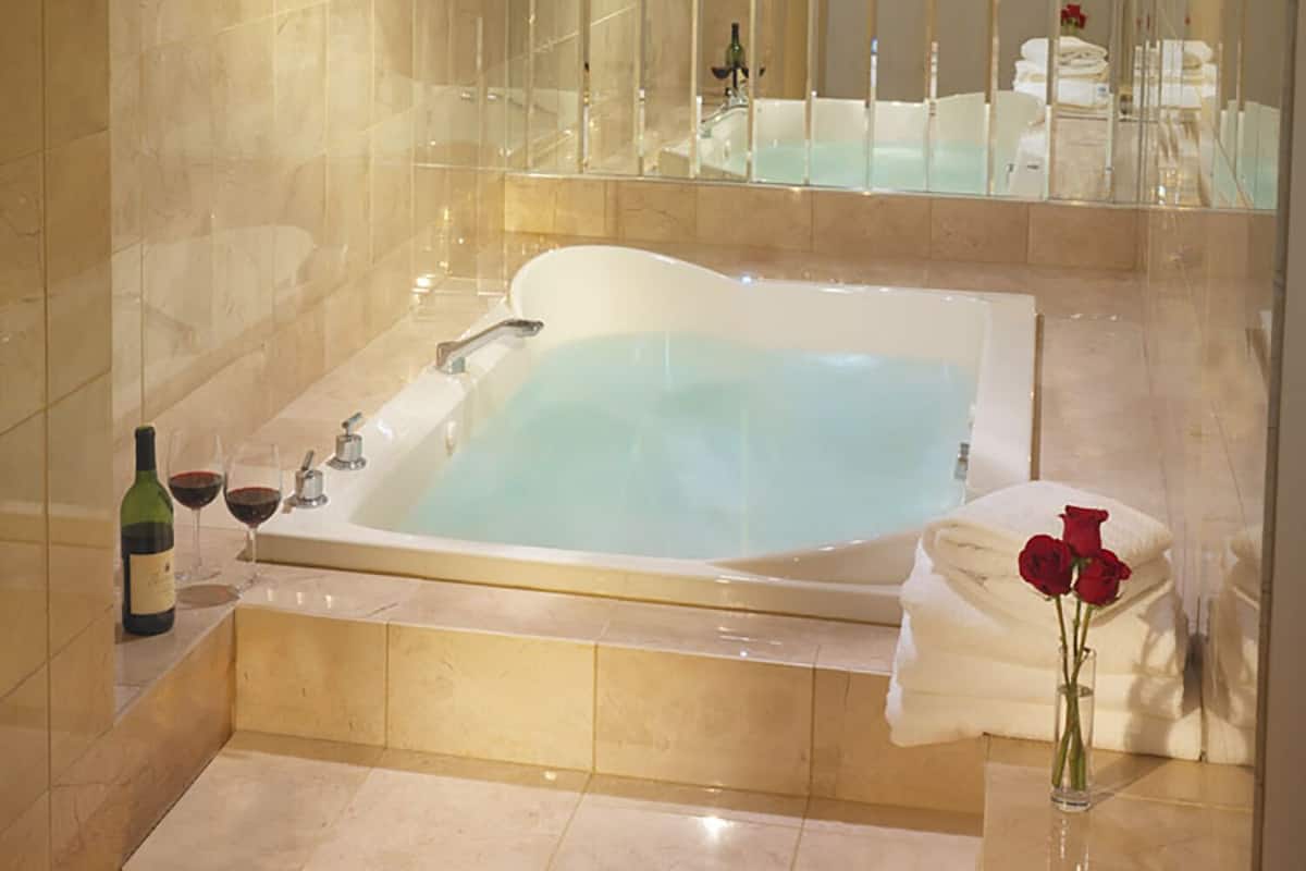 club suite, 1 king bed, hot tub | 1 bedroom, premium bedding, in-room safe, desk