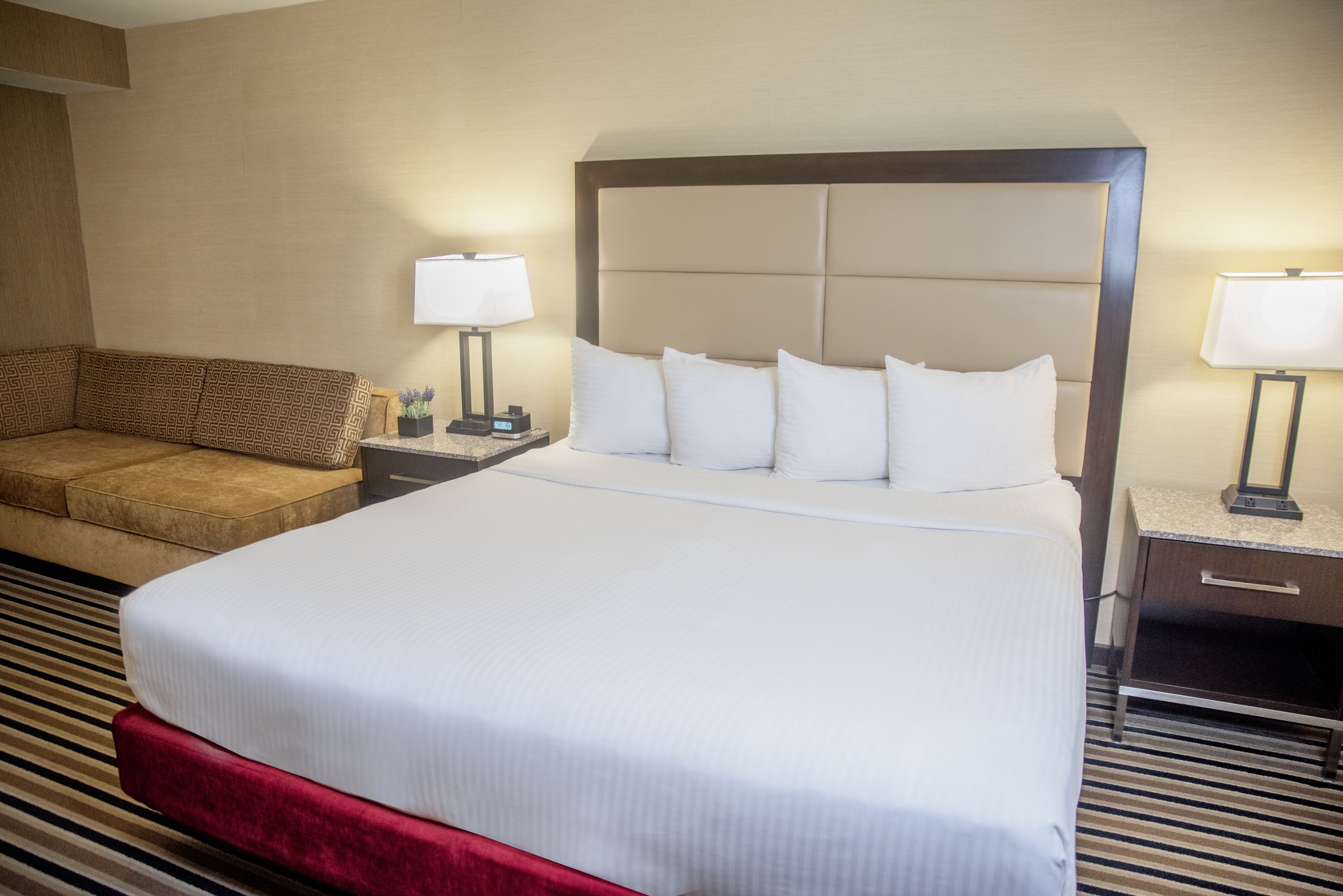 room, 1 king bed, poolside | 1 bedroom, premium bedding, in-room safe, desk