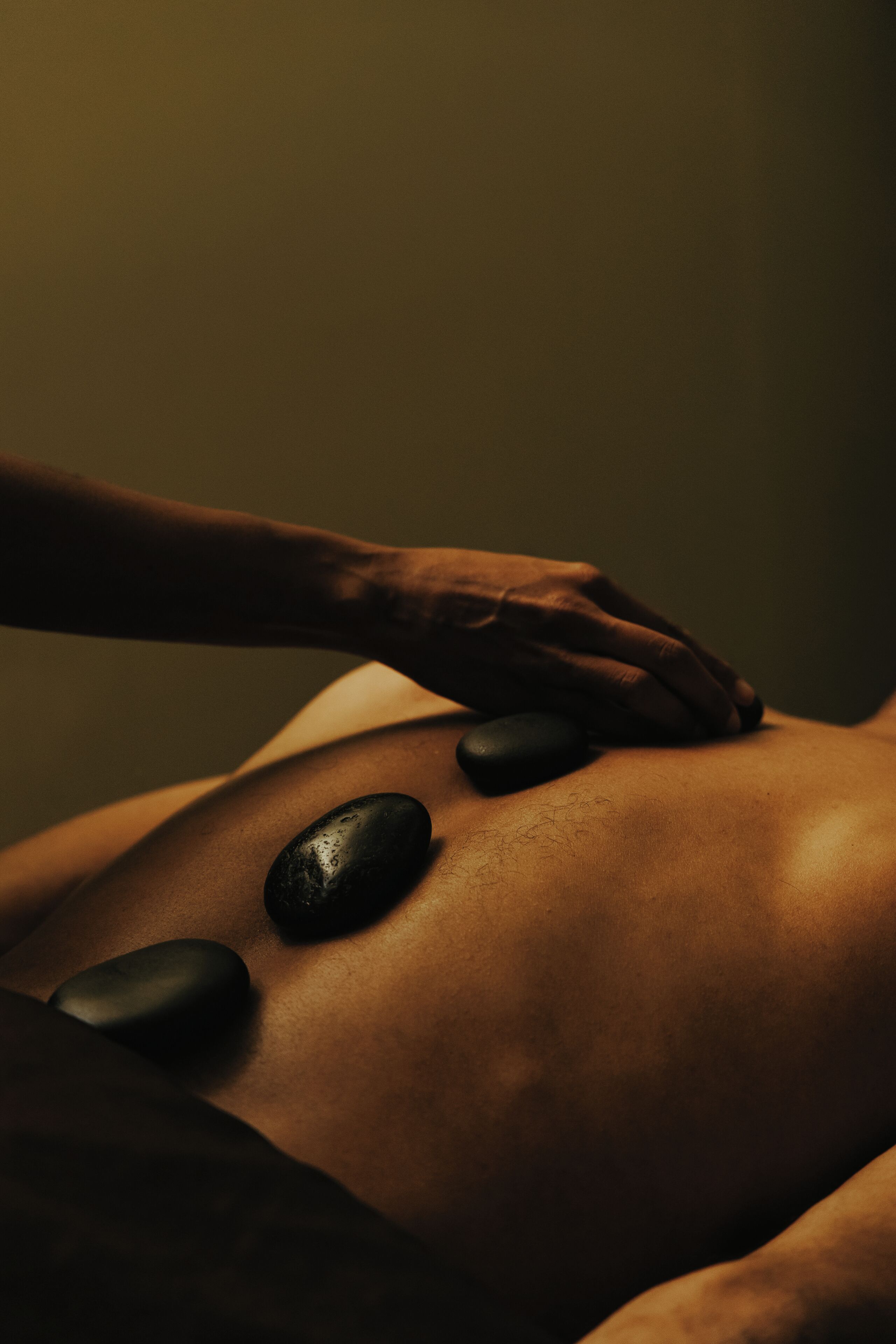 A massage with heated stones on a person's back.