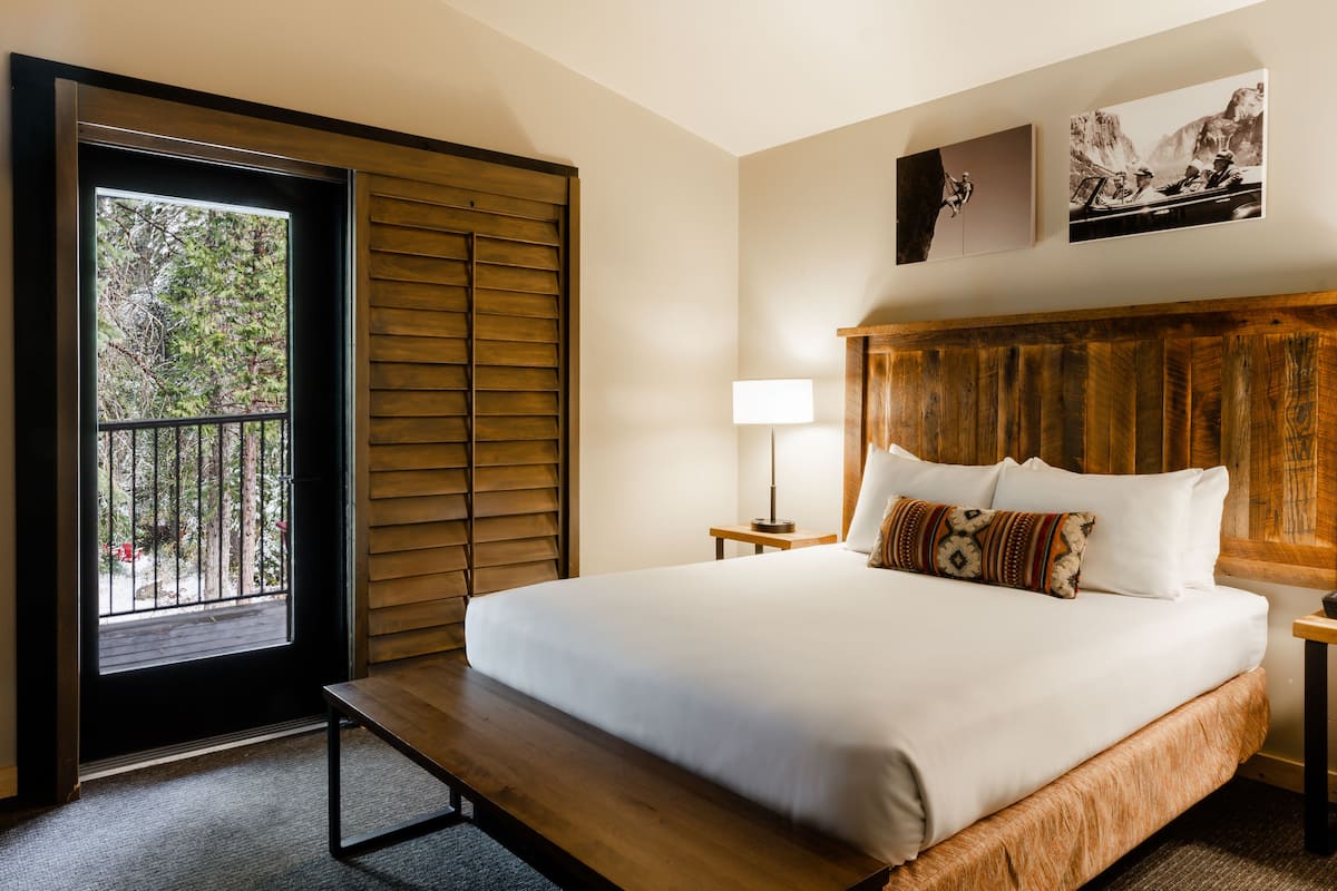 Egyptian cotton sheets, premium bedding, pillow-top beds, in-room safe