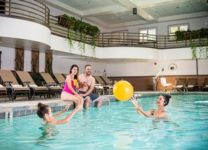 屋内プール、季節限定屋外プール、カバナ (有料)、プール パラソル