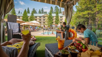 Alberca techada y alberca al aire libre por temporada