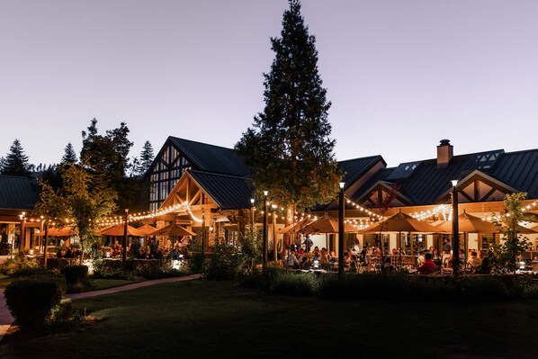 Voorkant accommodatie - avond/nacht