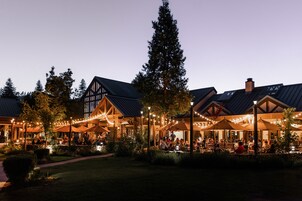 住宿正面 - 傍晚/夜晚