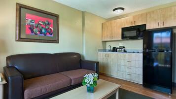 Balcony Extended Stay Queen Suite Kitchenette | Living area