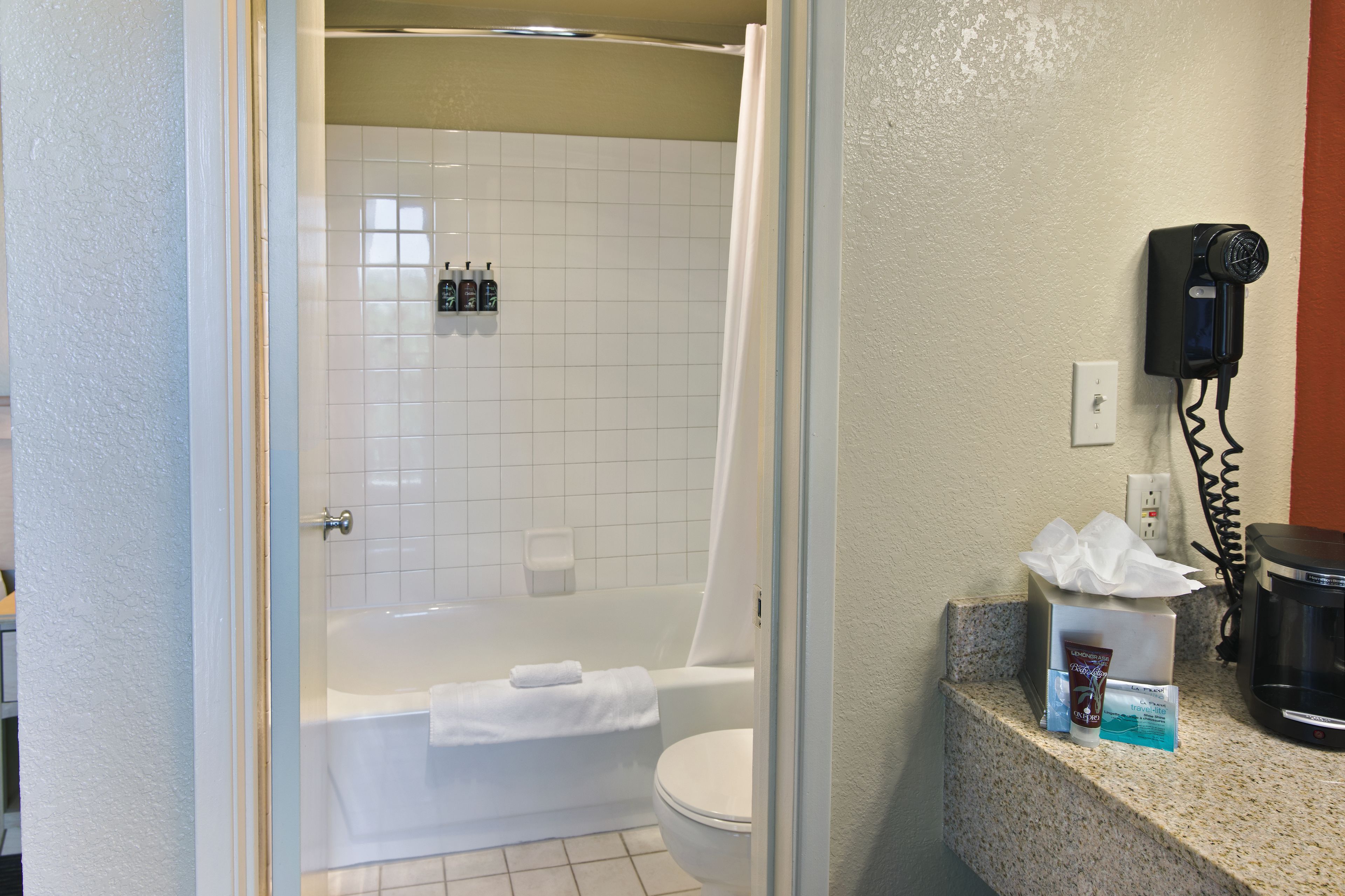 balcony king room | bathroom | combined shower/bathtub, eco-friendly toiletries, hair dryer, towels