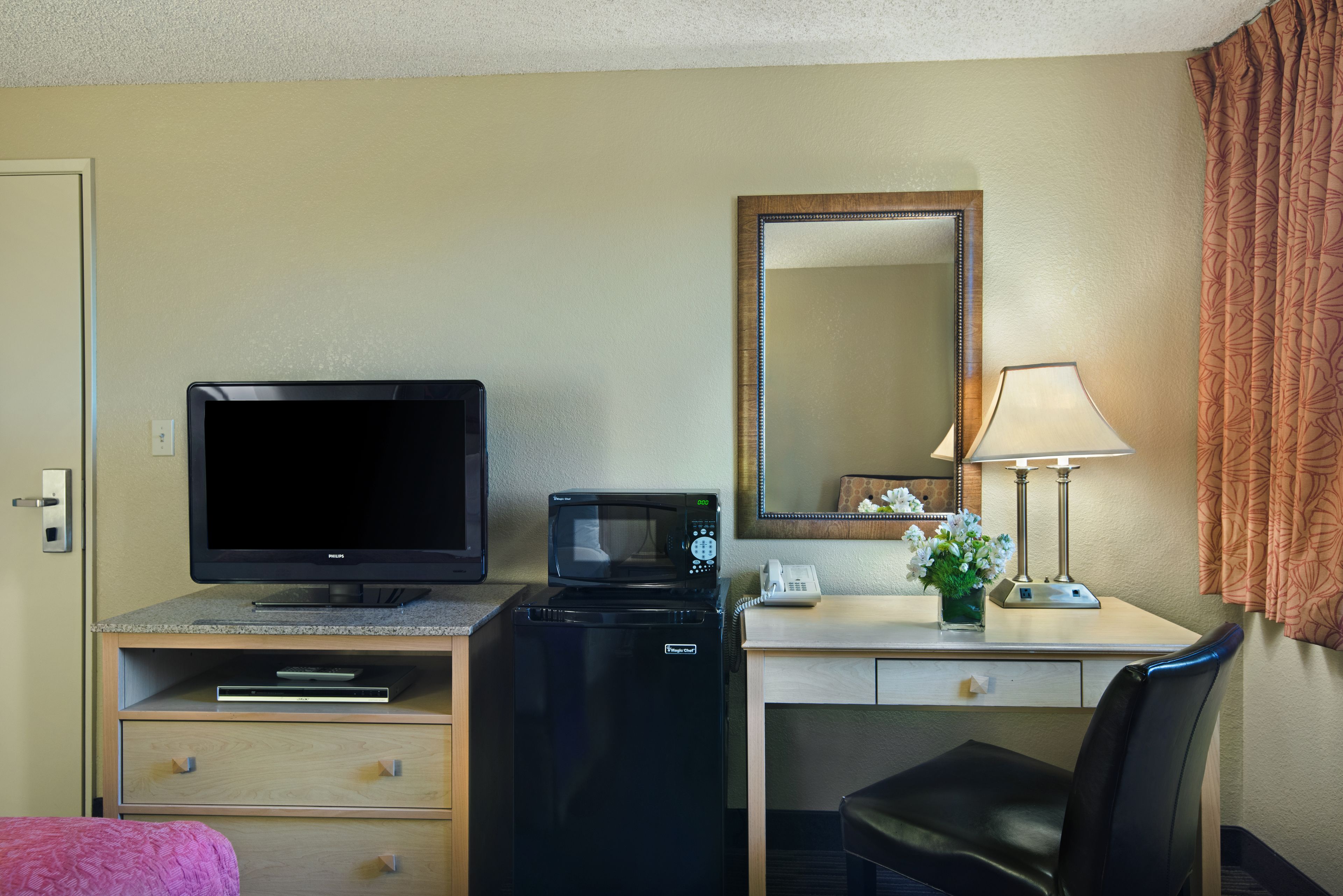 queen room  | room amenity