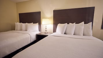 Value Double Queen Room | ๊ณ ๊ธ ์นจ๊ตฌ, ํ๋ก์ฐํ ์นจ๋, ์ฑ
์, ์๋ง ์ปคํผ