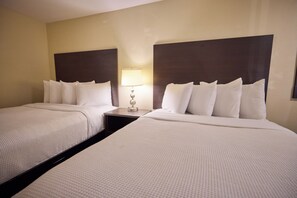 Value Double Queen Room | Roupas de cama premium, camas com colchões pillow-top, escrivaninha