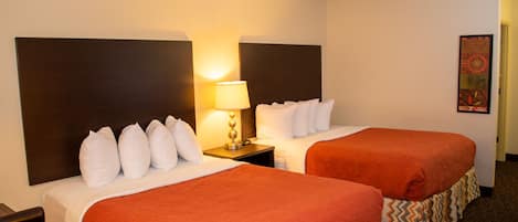 Value Double Queen Room | เครื่องนอนระดับพรีเมียม, เตียงพร้อมฟูกเสริมที่นอน, โต๊ะทำงาน