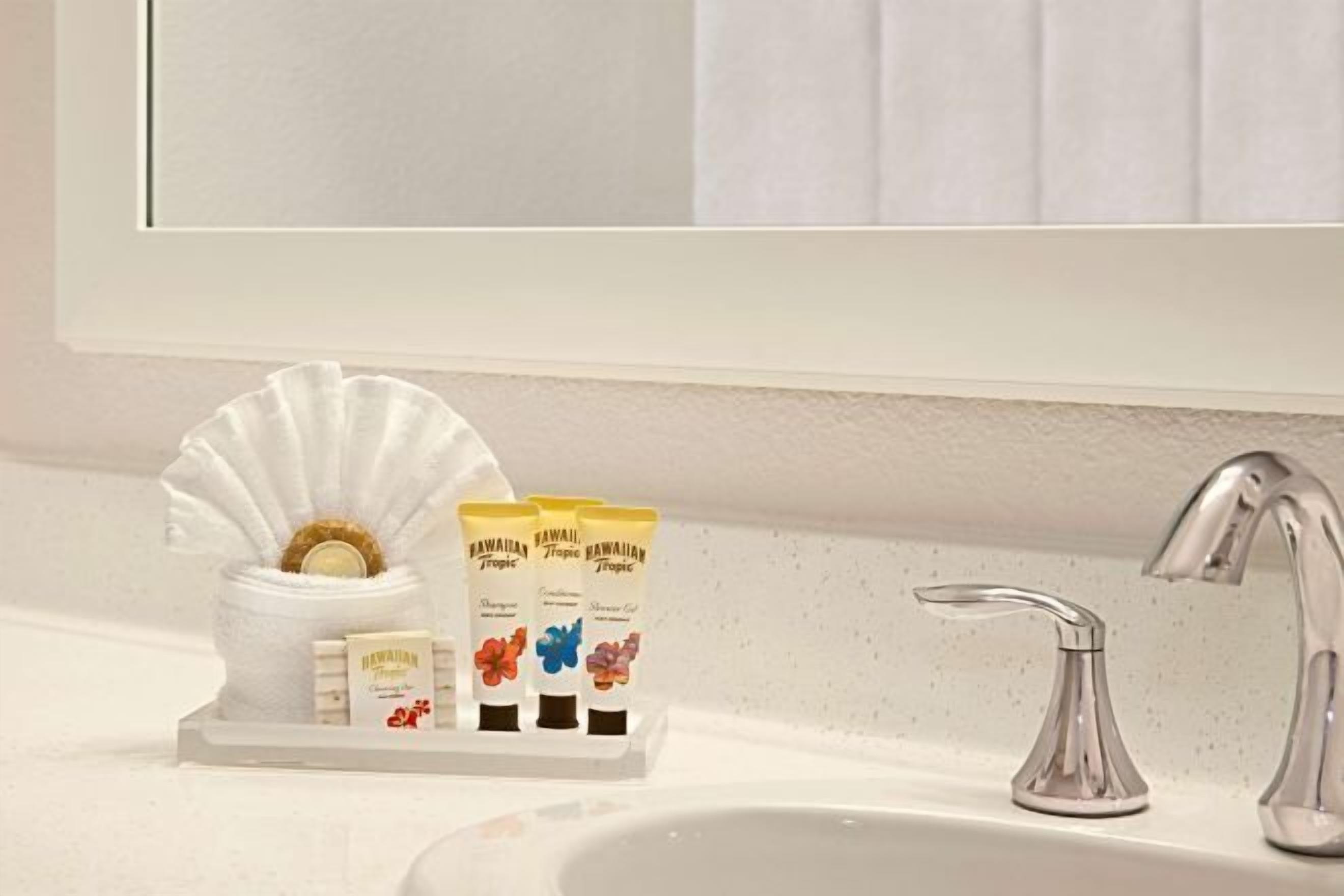 Combined shower/tub, hair dryer, towels